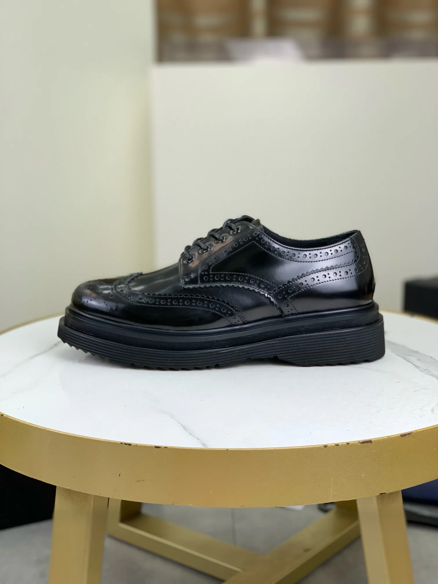 Factory price P880 💰Original quality, top version🔱 ＰＲＡＤＡPrada. Men's business casual leather shoes, top quality products. 1:1 shipment⬆️Luxurious and noble👞All imported original brand fabrics, just to create a more comfortable wearing experience. Upper: Original comfortable open edge bead-rubbed calf leather➕Top imported water-dyed full cow lining, original lightweight and comfortable TPU foam combination bottom✔️Code number: 39-44 (38.45 can be customized)